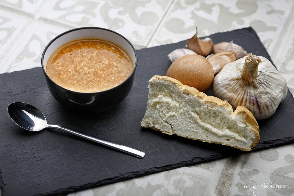 Solomillo “bohío” con pastel de patata, queso, baicon y salsa al vino tinto