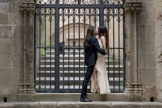 Beso ante la reja de forja