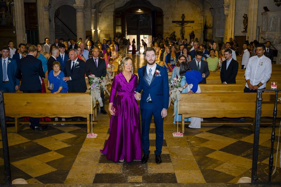 Novio llegando al pedestal