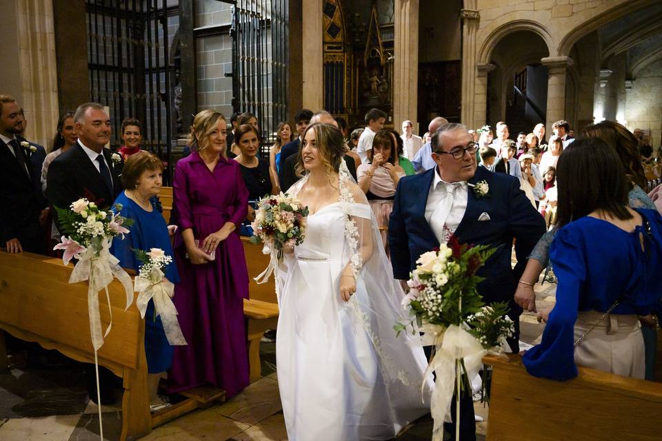 Novios en la iglesia