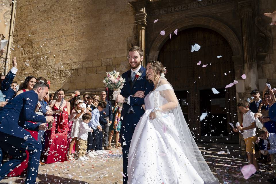Salida con pétalos de rosas