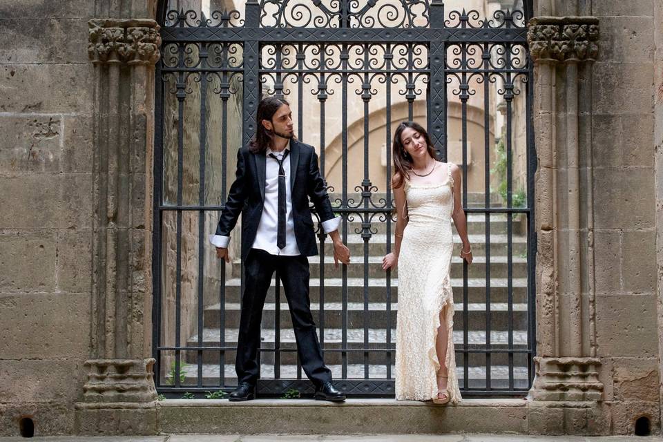 Sesión de novios ante la reja