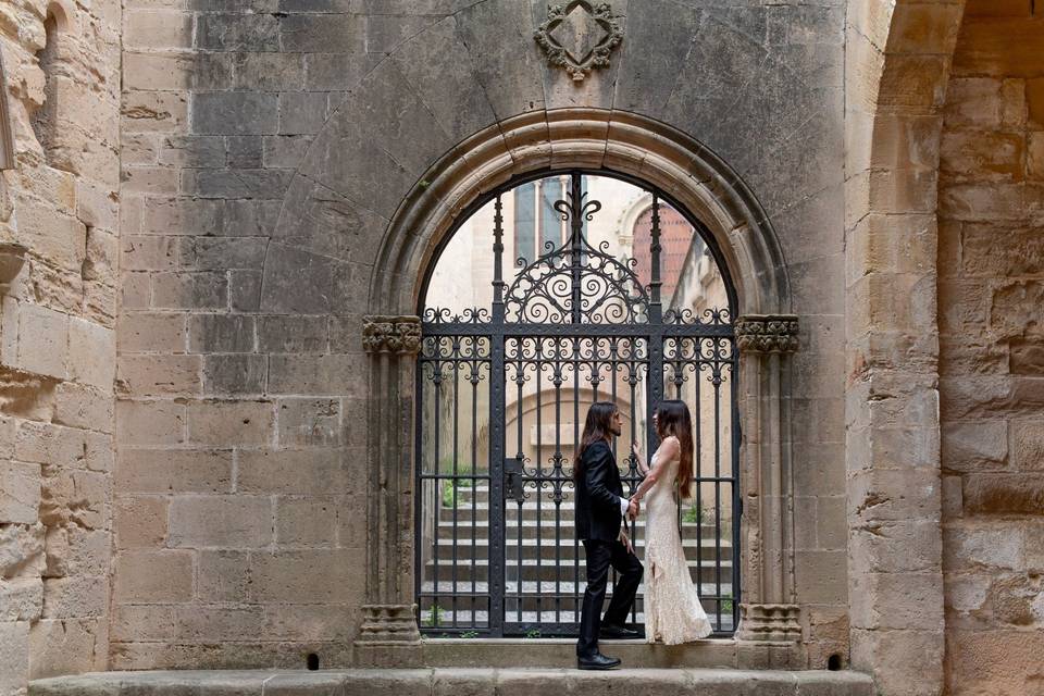Novios bajo el arco de piedra