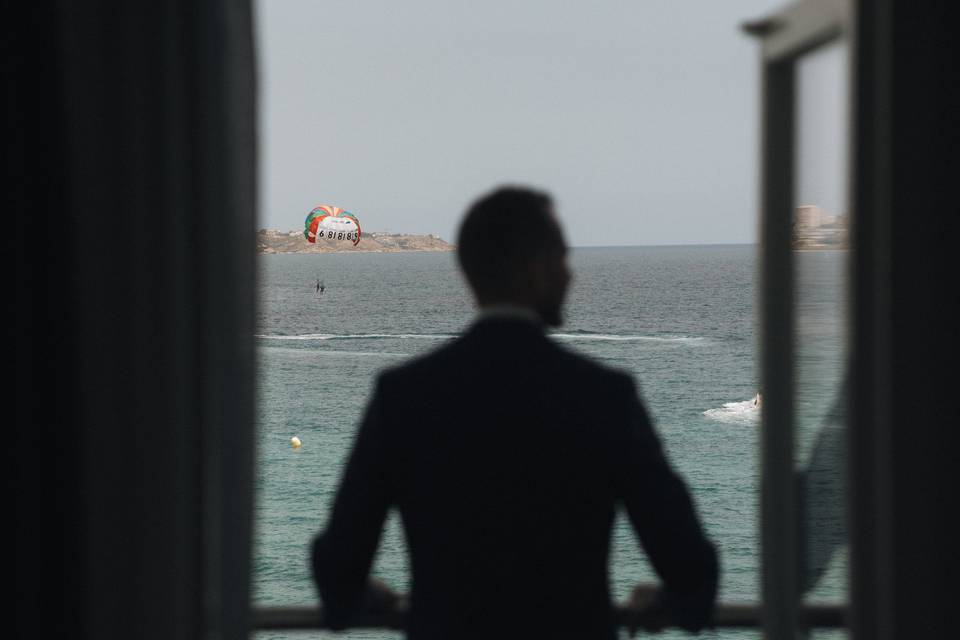 El novio contemplando el mar