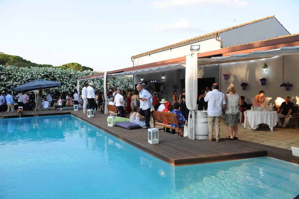 Aperitivos en la piscina