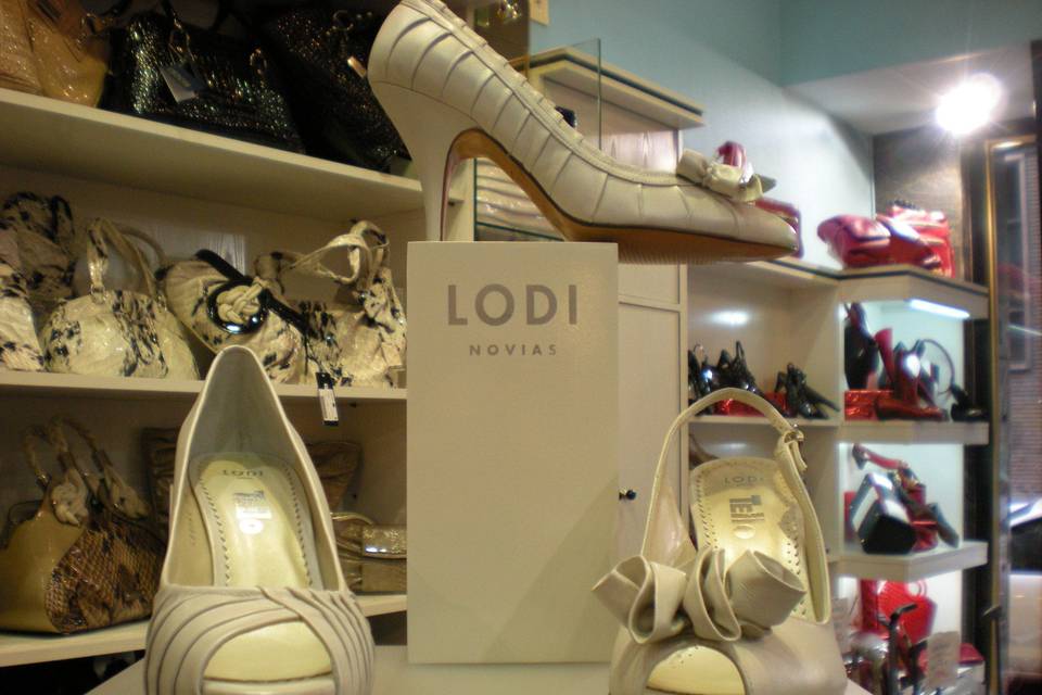 Display de zapatos de novia de la marca Lodi