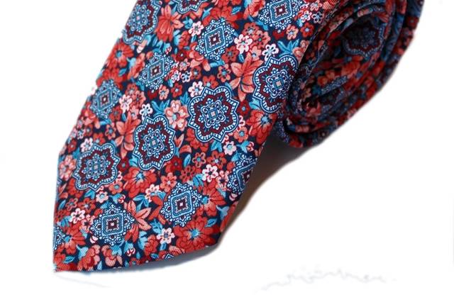 Corbata de geométricos y flores