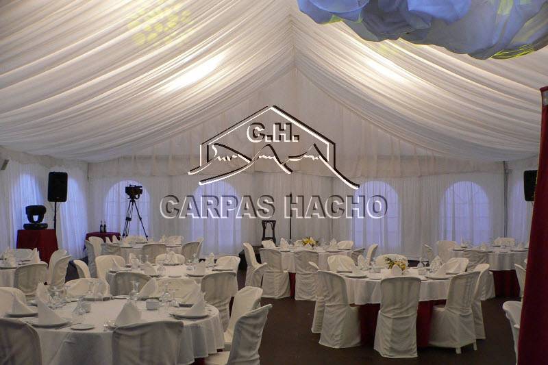 Carpa decorada y suelo madera