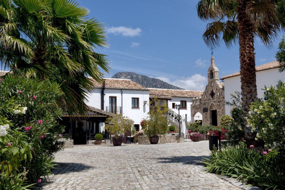 Entrada al Cortijo