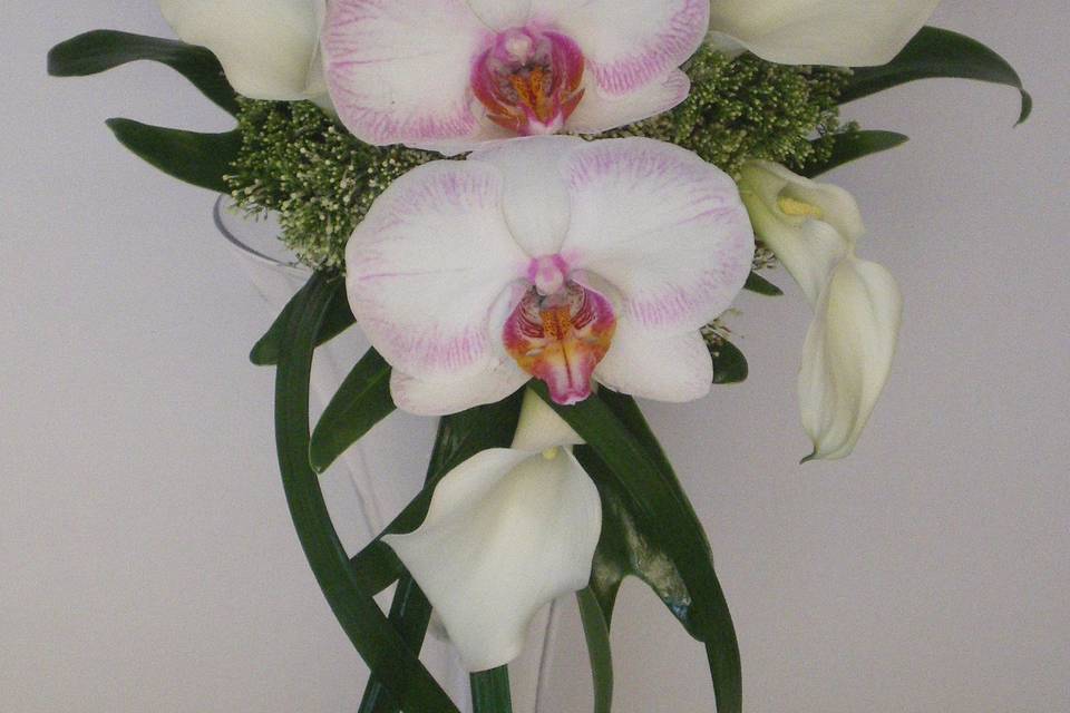 Ramo de calas y orquídeas