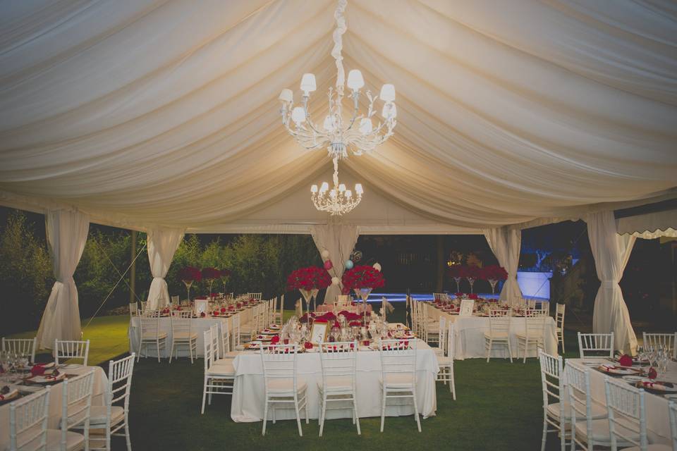 Banquete en el jardín de noche