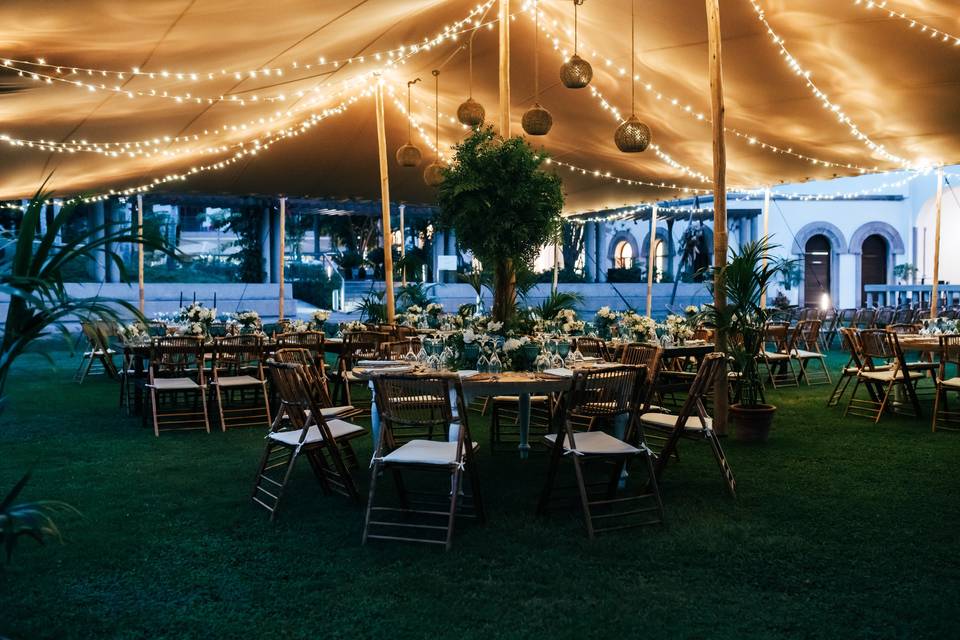 Celebración de noche en jardín