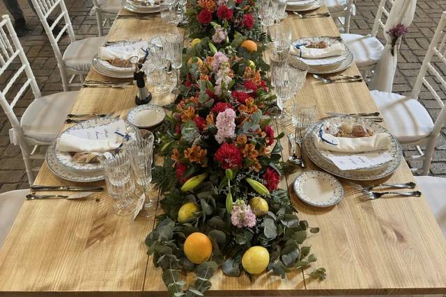 Mesa nupcial con decoración floral