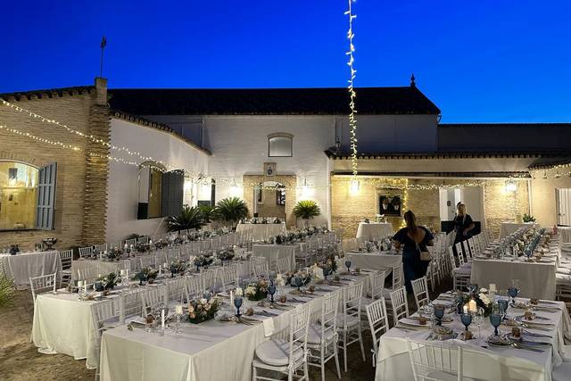 Cena de boda bajo las luces del patio