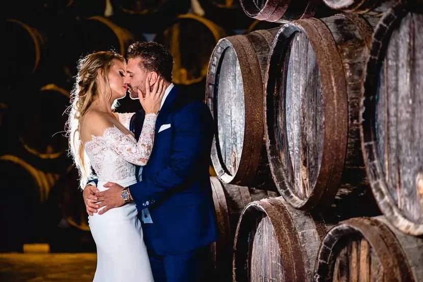 Novios entre las barricas históricas