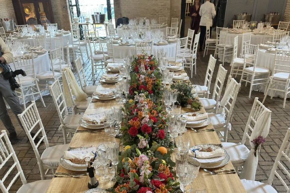 Mesa nupcial con decoración floral