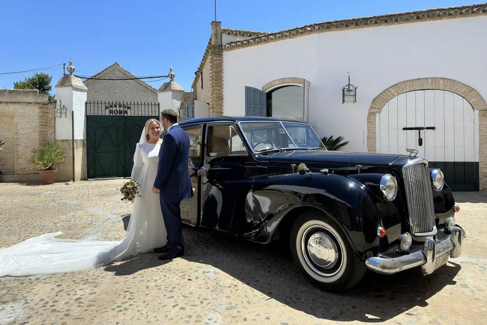 Llegada de los novios en coche clásico
