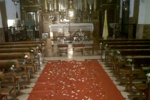 Decoración de boda con pétalos de rosa