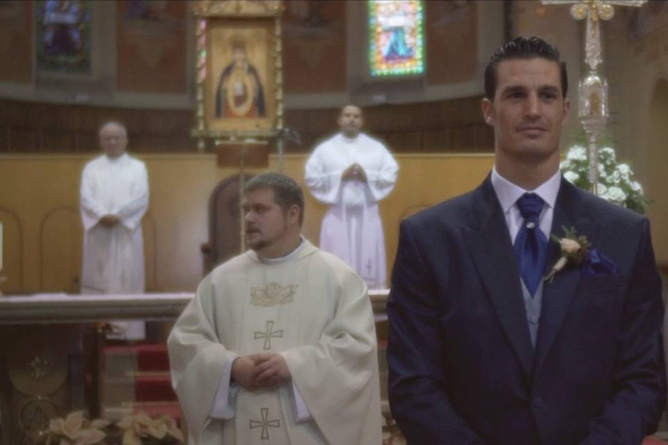 Novio esperando en altar