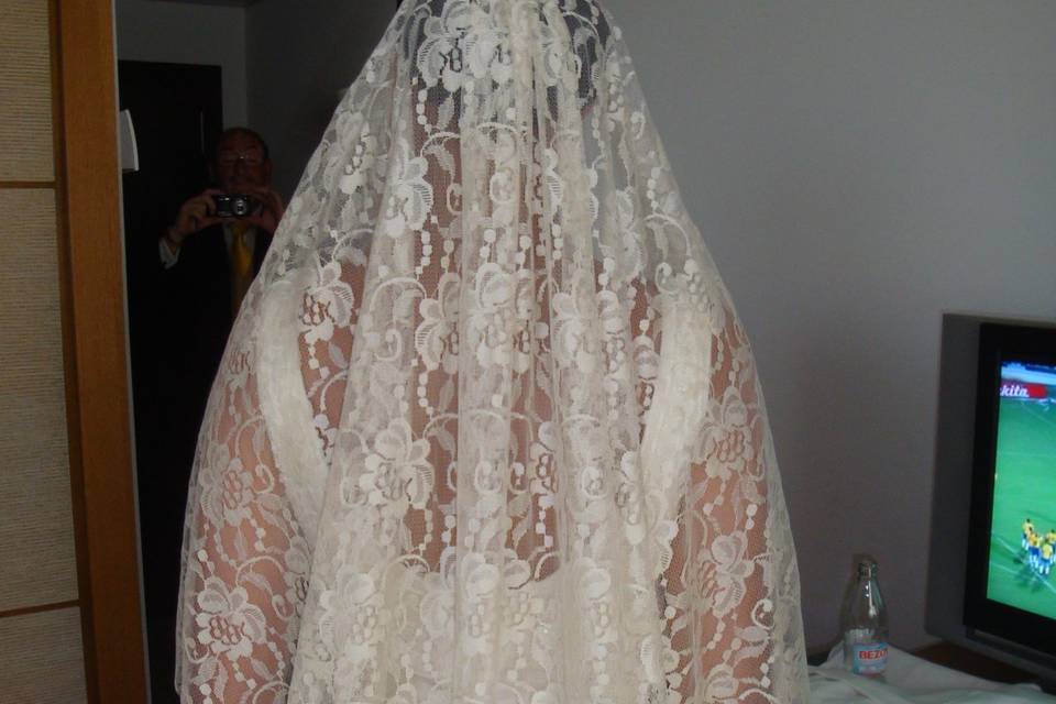 Colocación de mantilla de novia