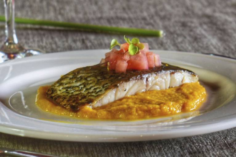 Lomo de corvina, tartar de tomate