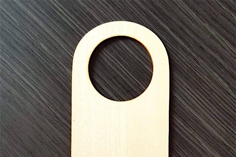 Cartel de madera con motivos
