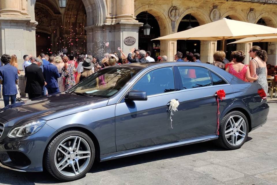 Coche de lujo para los novios