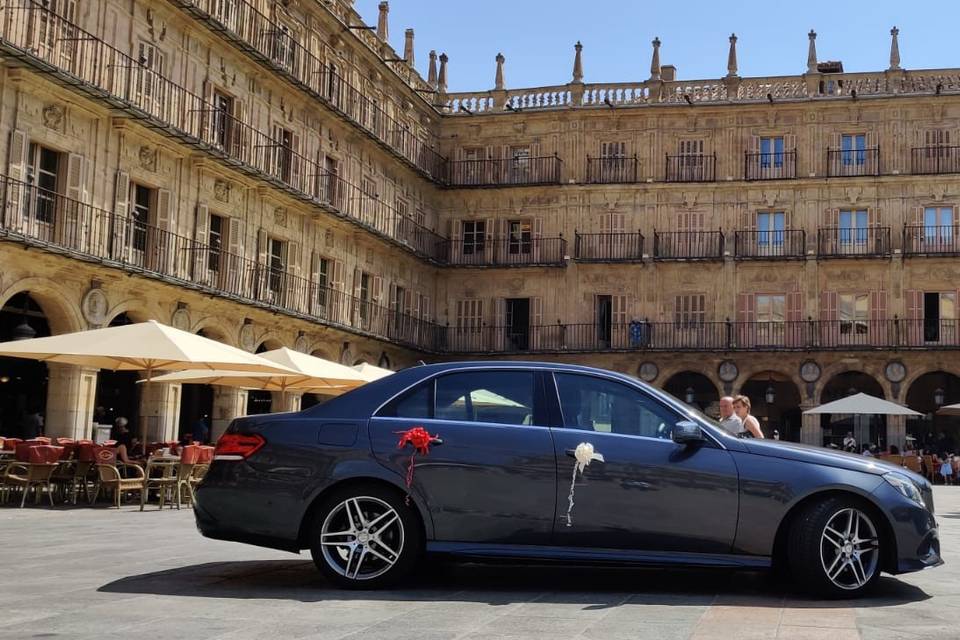 Coche de lujo para los novios