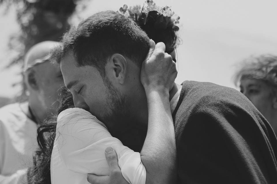 Abrazo-novios-pareja-ceremonia