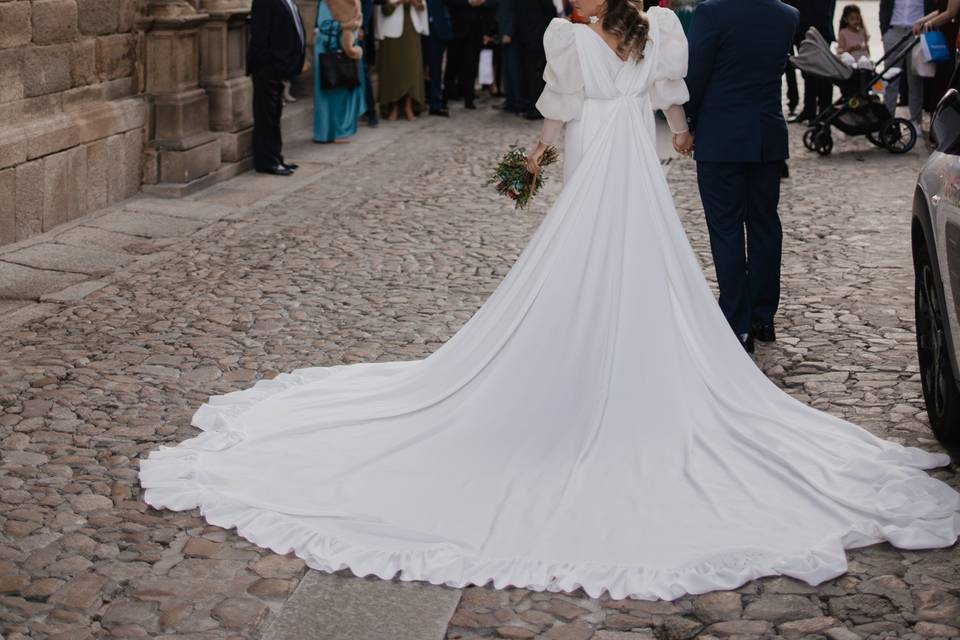 Vestido cola entrada novia