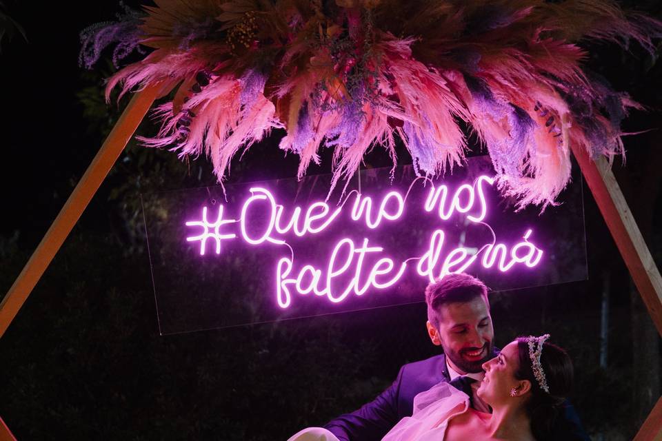 Pareja boda neon