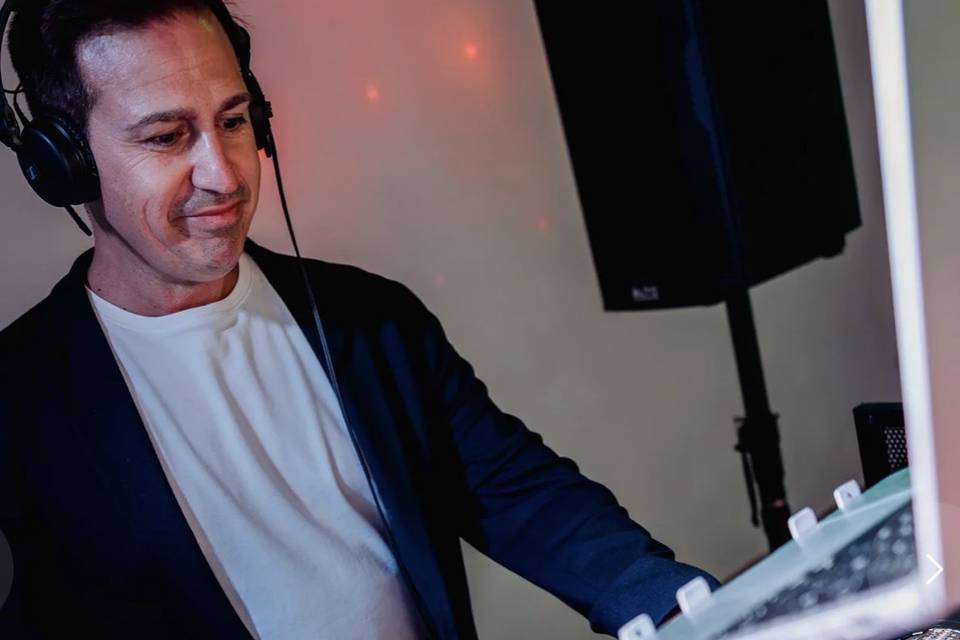 Dj mezclando