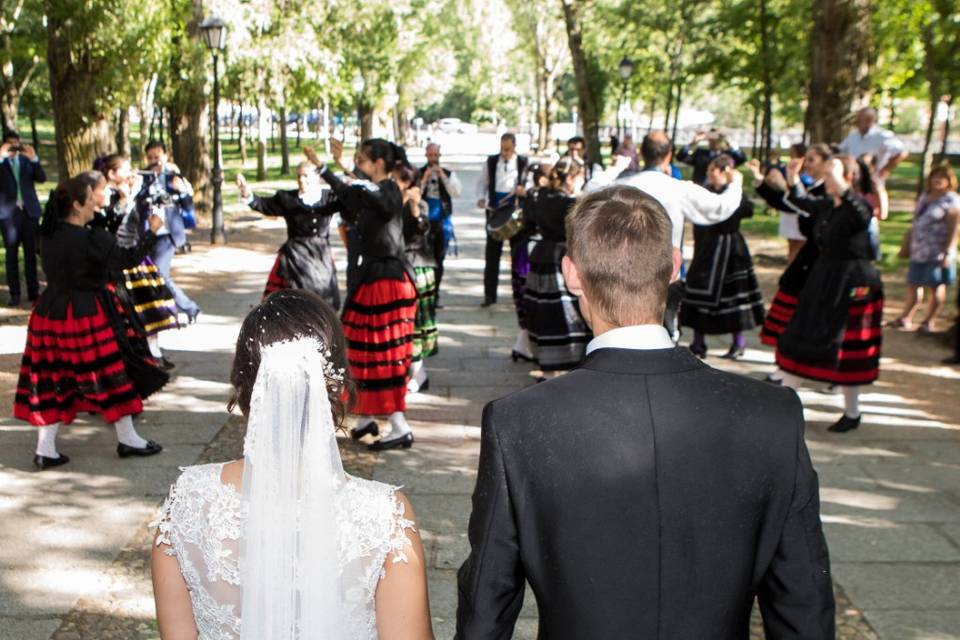 Los novios disfrutando