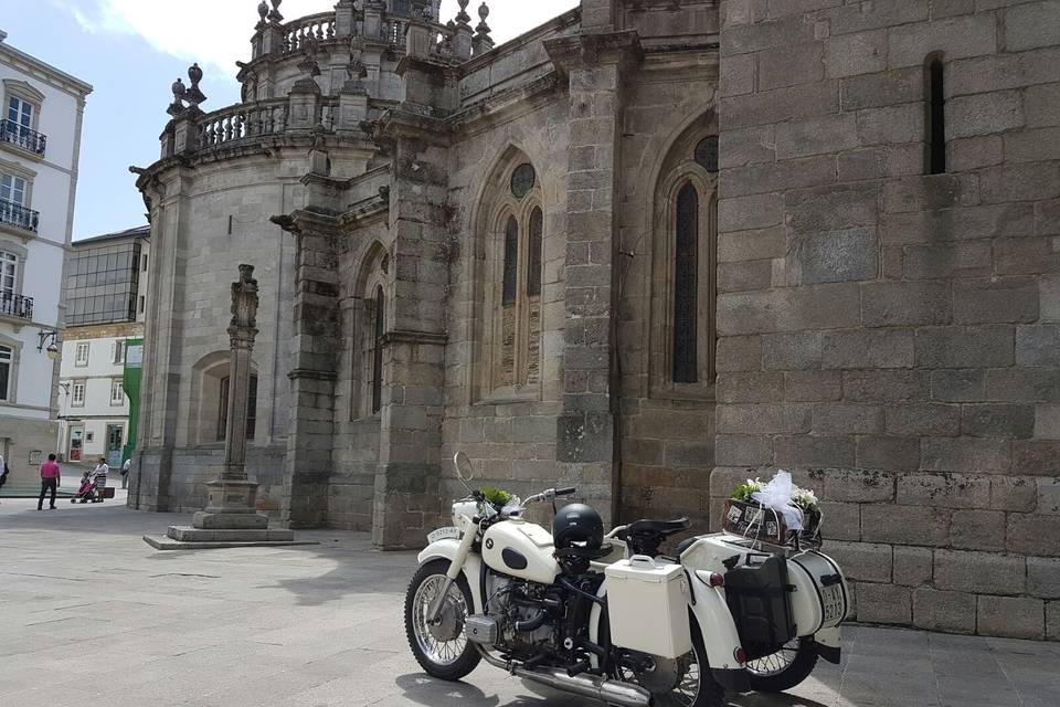 BMW R71 en catedral