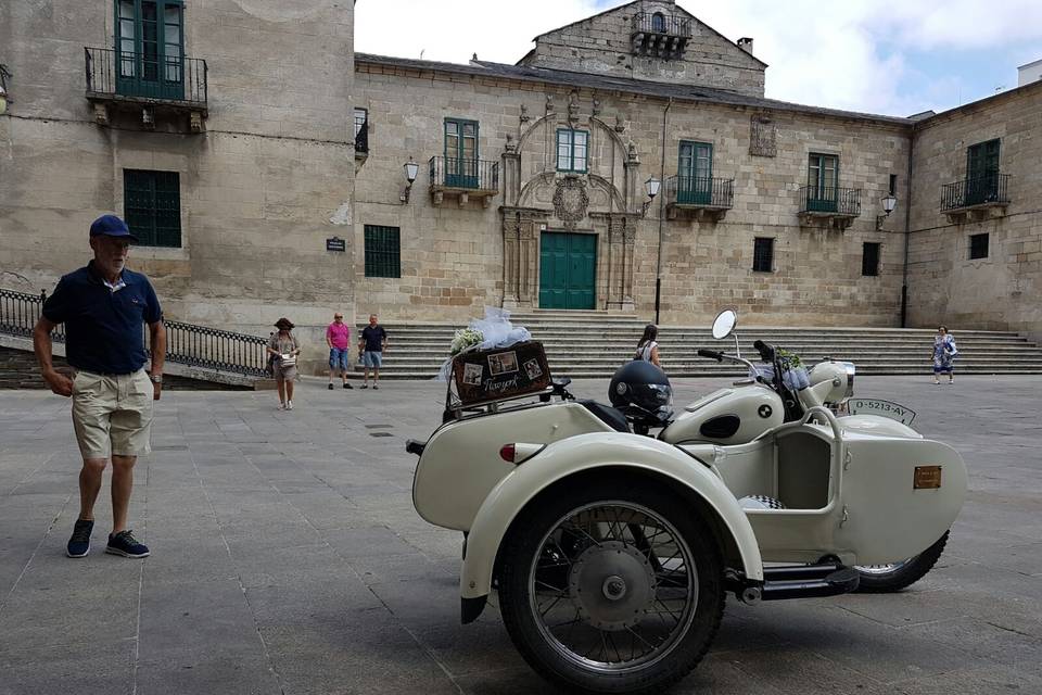 BMW R71 en catedral