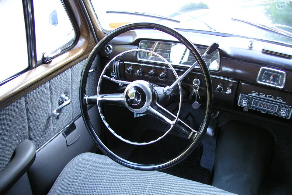 Mercedes 220 interior