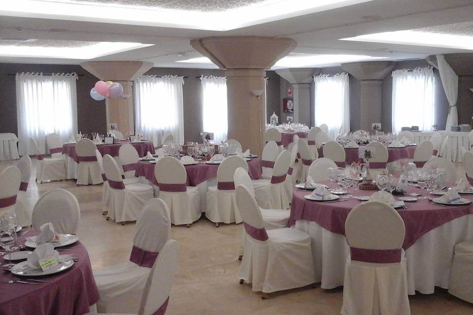 Boda con mesas y mantel rosa