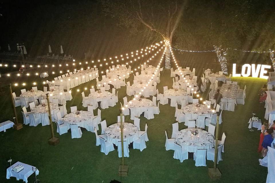 Boda exterior con iluminación