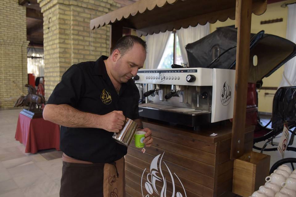 Barista sirviendo café