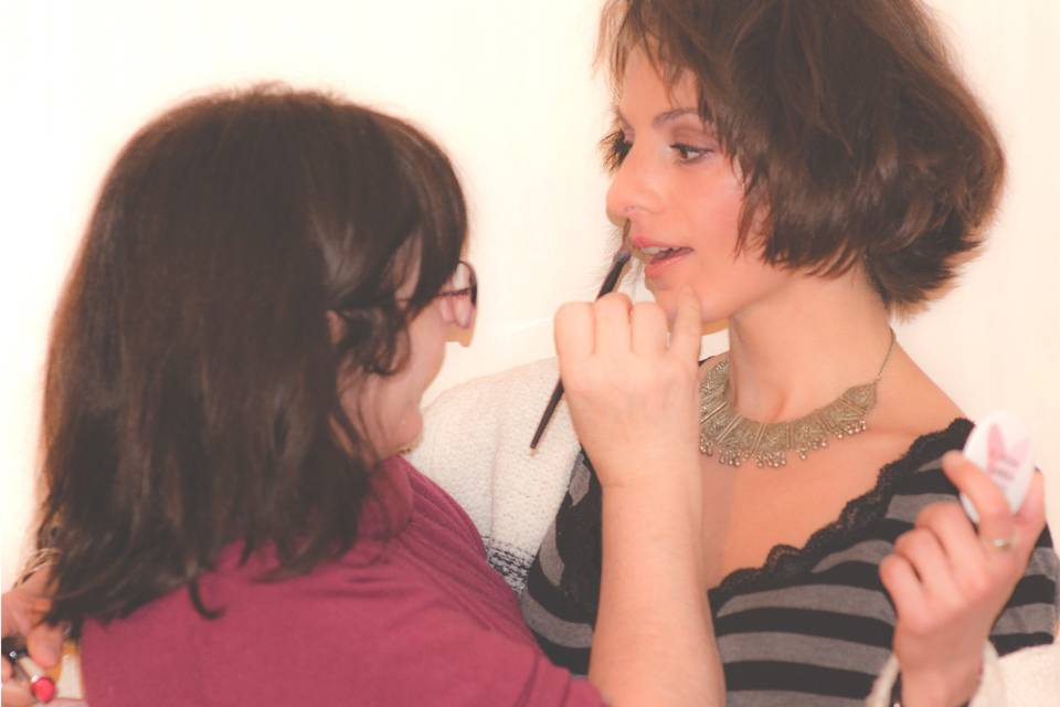 Maquillando a Sara