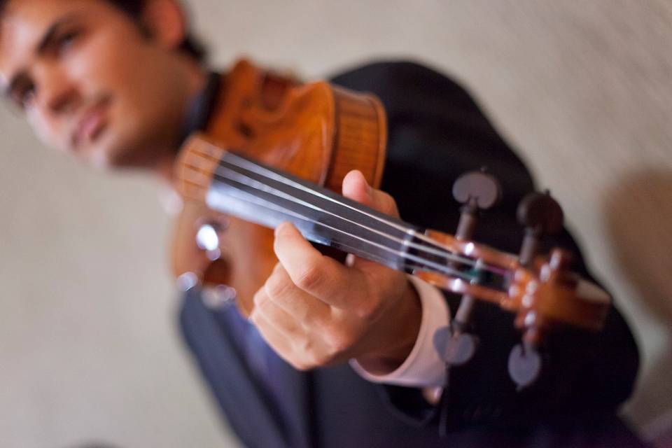 Violín acústico en la iglesia