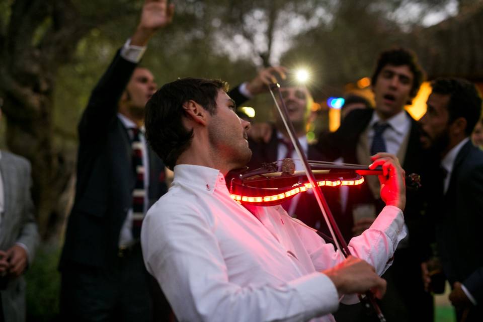 Violín eléctrico en la fiesta