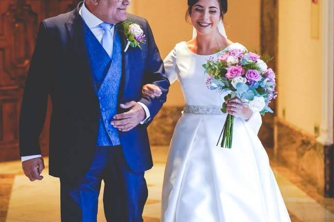 Vestido de novia sencillo con tablas