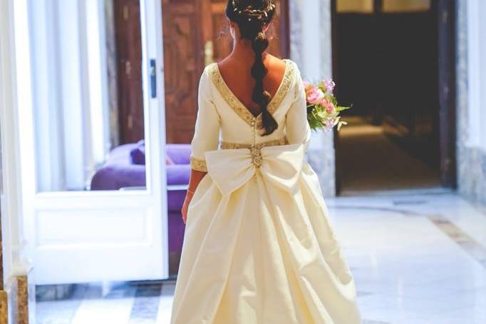 Vestido de novia con cinturón de pedrería