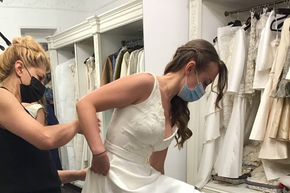 Prueba de vestido de novia en atelier