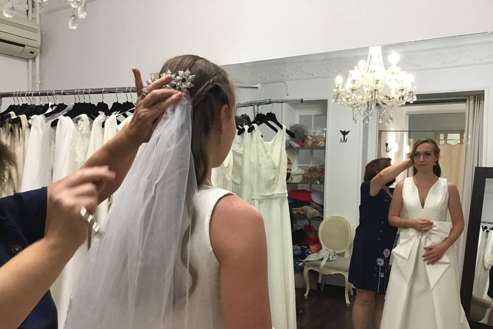 Prueba de vestido de novia en atelier