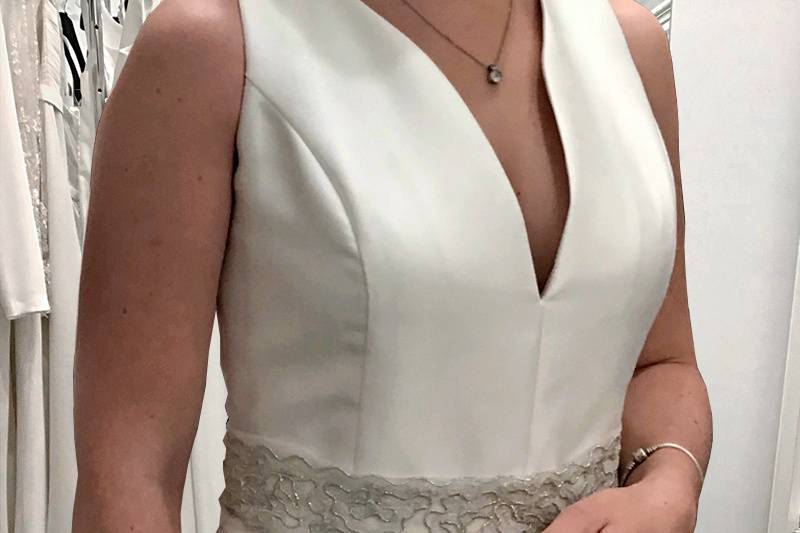 Vestido de novia con cinturón de pedrería