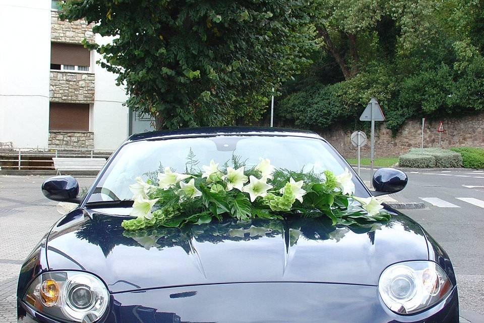 Decoración exterior de coche de novia