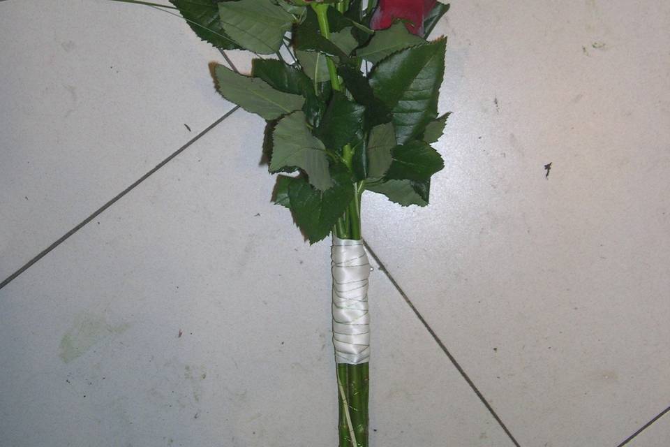 Ramo de novia con rosas a tallo visto