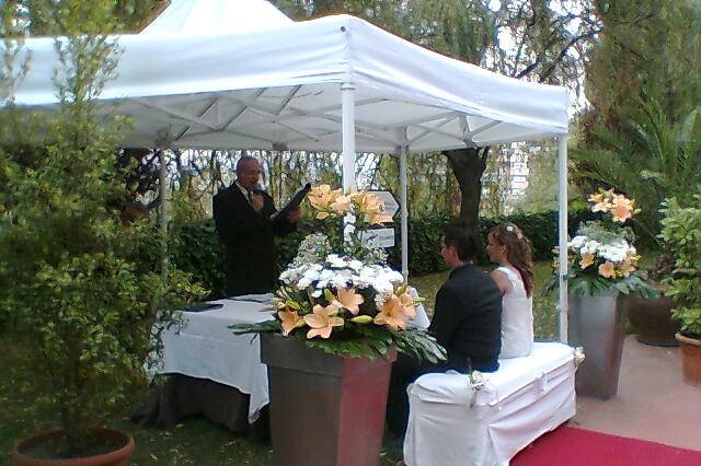 Ceremonia exterior en mini carpa